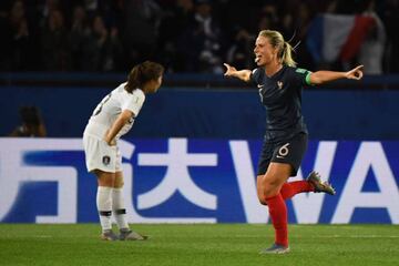 Amandine Henry celebra su gol en la jornada inaugural.