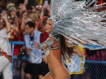 Estos días la ciudad brasileña se viste de gala para disfrutar del Carnaval 2023. Bailes, desfiles, samba... llenan de color la ciudad ciudad costera de Brasil, famosa por sus playas de Copacabana e Ipanema, la estatua del Cristo Redentor sobre el cerro del Corcovado y el morro Pan de Azúcar.