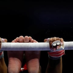 Simone Biles se 'esconde' tras las barras asimétricas