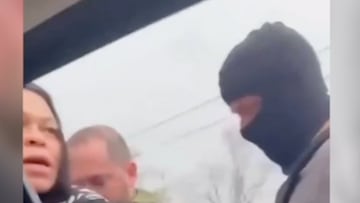 El terrible momento en que agentes de ICE rompen la ventana de un auto para arrestar a una mujer