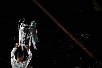 En Kiev y ante el Liverpool. El Real Madrid consiguió su cuarta Champions en 5 años pero con un toque agridulce pues Cristiano ante la prensa dijo unas palabras que sonaron a despedida, como a la postre fue. En esta imagen Cristiano ofrece la Champions al público del Bernabéu, de momento la última vez que ha pisado el Coliseo blanco.