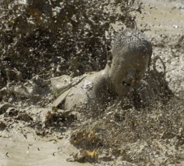 Un participante de la "Tough Mudder", una impresionante carrera de obstáculos.