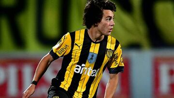 El joven talento de 18 a&ntilde;os ha dejado buena dosis de talento desde que debut&oacute; en Pe&ntilde;arol y ya ha recibido importantes elogios y el inter&eacute;s de grandes clubes.