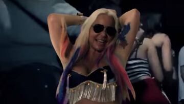 Un fan rompió el sujetador a Leticia Sabater durante su actuación en la Puerta del Sol de Madrid con motivo del Orgullo Gay.