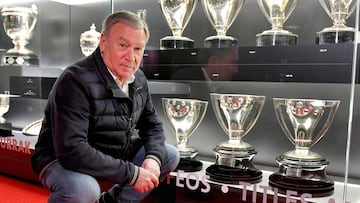 Javier Clemente, en la sala de trofeos del Athletic delante de los dos trofeos de Liga que ganó como entrenador.