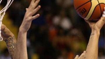 <b>SUPERIORIDAD BAJO LOS AROS.</b> Kasun y Banic han superado en todo momento a los pívots españoles en la pintura.