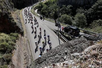 El pelotón durante la decimoctava etapa de la Vuelta Ciclista a España disputada entre Pola de Allande y La Cruz de Linares, de 179 kms de recorrido.