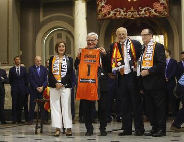 El Valencia Basket en el ayuntamiento.
La concejala de deportes Maite Girau, el alcalde Joan Ribó, el propietario del club Juan Roig y el presidente del club taronja Vicent J. Solá Sanz.