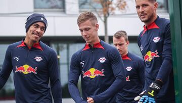 (L-R) Leipzig's Danish forward #09 Yussuf Poulsen, Spanish forward #07 Dani Olmo, German defender #16 Lukas Klostermann anf Leipzig's German goalkeeper #21 Janis Blaswich arrive for a training session on the eve of the UEFA Champions League football match between RB Leipzig and FC Crvena Zvezda (Red Star Belgrade) in Leipzig, eastern Germany on October 24, 2023. (Photo by Ronny Hartmann / AFP)