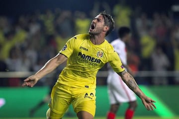 Pato celebrates his equaliser for Villarreal.