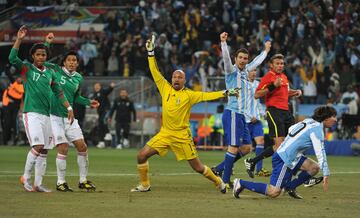 La concesión del primer gol de Tévez en el Argentina-México, en el que el colegiado italiano Rosetti validó el tanto de la albiceleste cuando su jugador estaba en posición antirreglamentaria, y la no concesión del gol de Lampard a Alemania cuando todo el mundo había visto las imágenes en las pantallas de los estadios, había provocado numerosas quejas a la FIFA, por lo que el máximo organismo regulador decidió que no se podían dar las repeticiones de los goles en los estadios: es decir, prohibía rectificar las decisiones adoptadas… 