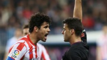Gil Manzano amonesta a Diego Costa en Málaga.