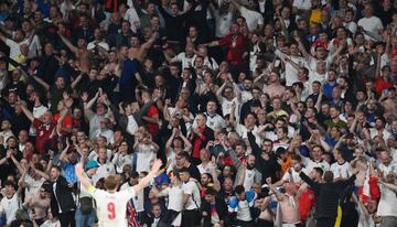 Kane celebra la victoria en el Inglaterra-Dinamarca.