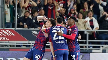 Giovanni Fabbian celebra con sus compañeros de equipo.