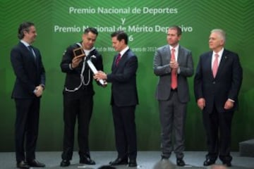 El boxeador Misael Rodríguez presume el reconocimiento tras su bronce en Río 2016.