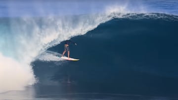 Nic Von Rupp surfeando un tubo en NIHIWATU, Indonesia