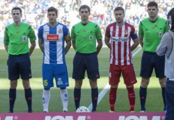 El árbitro De Burgos Bengoetxea acompañado por sus asistentes Cesar García, iker De Francisco, el cuarto árbitro Ibai Rezola y los capitanes Javi Martínez y Gabi 
