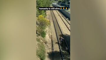 El heroico rescate in extremis a un perro que iba a ser arrollado por un tren