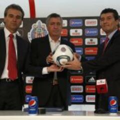 Chepo de la Torre se encierra con la directiva de Chivas