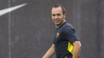 El padre de Iniesta sugiere que acabará su carrera en el Barça