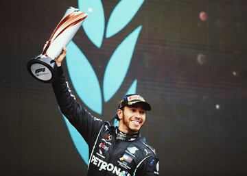 Celebración del piloto británico en el podio de Turquía tras proclamarse campeón del mundo de la Fórmula 1 por séptima vez.