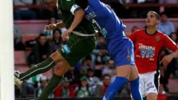 <b>INTENSA LUCHA. </b>Rivas comete falta sobre Rubén Pérez tras una falta lanzada por Emaná.