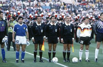 Maradona chocó contra la adversidad italiana en el Mundial de 1990. Tras eliminar al anfitrión en semifinales, los aficionados silbaron el himno argentino en la final. "Hijos de puta, hijos de puta", dijo Maradona. El inicio de su adiós del Calcio.