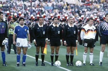 Maradona chocó contra la adversidad italiana en el Mundial de 1990. Tras eliminar al anfitrión en semifinales, los aficionados silbaron el himno argentino en la final. "Hijos de puta, hijos de puta", dijo Maradona. El inicio de su adiós del Calcio.