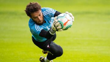 Sergio &Aacute;lvarez realiza una estirada durante un entrenamiento en las instalaciones de A Madroa.
 