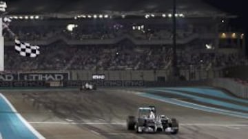 Lewis Hamilton cruza la meta en Abu Dhabi.