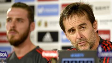 Spain's coach Julen Lopetegui (R) and Spain's goalkeeper David de Gea attend a press conference of Spain's national football team at La Ceramica stadium in Vila-real, on June 2, 2018. / AFP PHOTO / JOSE JORDAN