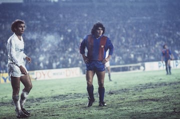 El jugador argentino firmó por el Barcelona en 1982 procedente de Boca Juniors. Vistió 2 temporadas la camiseta del conjunto culé. 