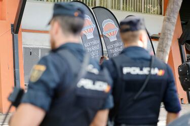 Con un alto dispositivo de seguridad, el Valencia Basket recibe al Maccabi de Tel Aviv en la tercera jornada de la Euroliga. El partido ha sido declarado de alto riesgo y habrá cerca de 700 agentes velando por la seguridad dentro y fuera del pabellón.