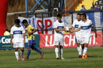 Los futbolistas cruzados lamentan el tanto penquista.