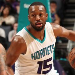 Booker baja el ritmo y Kemba apura las opciones de Charlotte