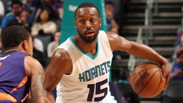 Booker baja el ritmo y Kemba apura las opciones de Charlotte