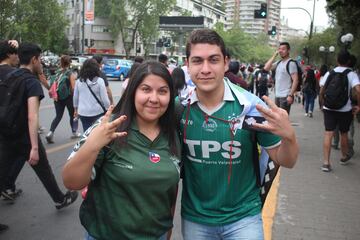 Hinchas de distintos clubes llegaron hasta Plaza Italia para ser parte de la manifestación más masiva. Hasta los archirrivales se tomaron fotografías juntos.