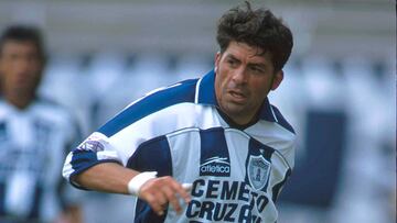 09 July 2000:  Action file photo of mexican Camilo Romero of Pachuca, running with the ball during a Cuadrangular Pachuca 2000 game./Foto de accion de archivo del mexicano Camilo Romero del Pachuca, corriendo con el balon durante un juego del Cuadrangular Pachuca 2000.