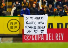 Cómo ganar un coche mostrando una pancarta en los campos de fútbol: la clave la tiene esta marca