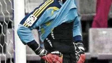 <b>DESESPERACIÓN. </b>César, en una imagen habitual durante esta temporada, tras recibir un gol.