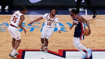 Kevin Durant y Darius Garland se enfrentan durante un partido entre Brooklyn Nets y Cleveland Cavaliers en la temporada 2021-2022 de la NBA.