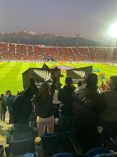 Viajó desde Nueva Zelanda para ver a su hijo en el Mundial y se enamoró de Chile: “Nunca vi algo igual”