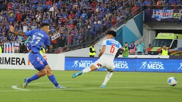 Futbol, Universidad de Chile vs Universidad Catolica.
Fecha 10, Liga de Primera 2025
El jugador de Universidad de Chile , convierte su gol contra Universidad Catolica durante el partido de primera division disputado en el estadio Nacional en Santiago, Chile.
03/05/2025
Dragomir Yankovic/Photosport
Football, Universidad de Chile vs Universidad Catolica.
10th turn, Division League 2025
Universidad de ChileÕs player scores against Universidad Catolica during the first division match held at the first division match at the Nacional stadium in Santiago, Chile.
03/05/2025
Dragomir Yankovic/Photosport