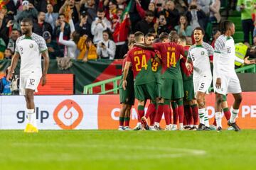 Los jugadores de Portugal celebran el segundo gol de Bruno.