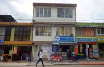 El colombiano comenzó su carrera deportiva en la localidad de Ibagué. Allí es idolatrado entre otras cosas gracias a la escuela de fútbol de su Fundación 'Colombia Somos Todos'.