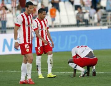 Los jugadores del Almería  Hemed, Silva y Thomas, al término del partido de Liga en Primera División ante el Málaga disputado esta tarde en el estadio de los Juegos Mediterráneos, en Almería.