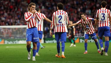 Griezmann celebra el 3-0 al Sevilla besándose el escudo de la camiseta. 