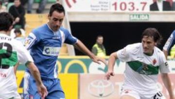 <b>SACRIFICADOS. </b>Abel Gómez conduce un balón ante tres jugadores del Elche que le taponan: Perera, Generelo y Acciari.
