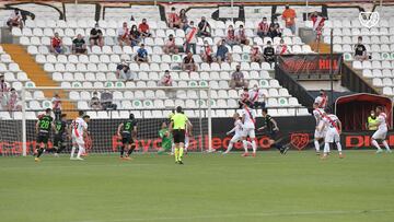 Parada de Luca a Sergio ante el p&uacute;blico de Vallecas.