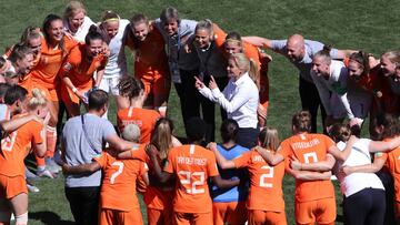 Sarina Wiegman da instrucciones a la selecci&oacute;n holandesa en el Mundial de Francia. 